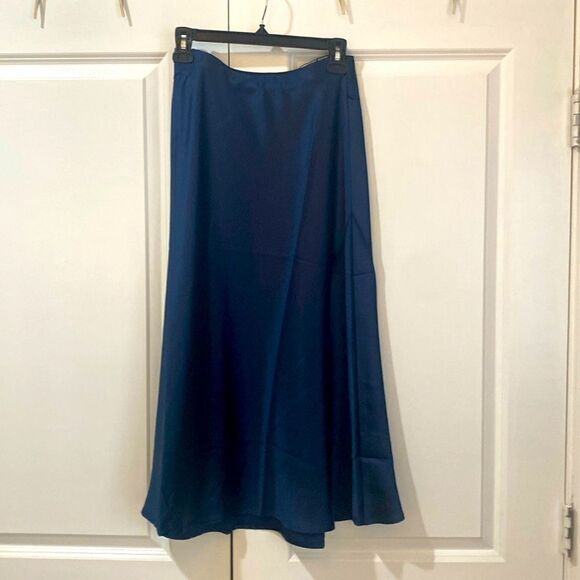 Silky flowy skirt in dark navy - Picture 1 of 5